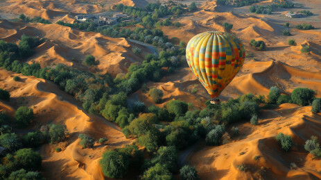 热气球飘浮在金色丘陵上空的日出航拍