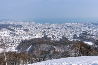 日本，从天狗山俯瞰北海道城市小樽