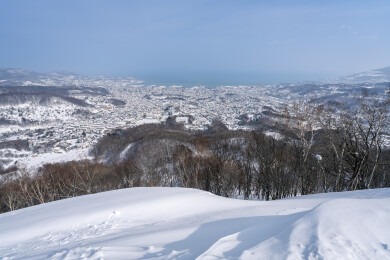 日本，从天狗山俯瞰北海道城市小樽