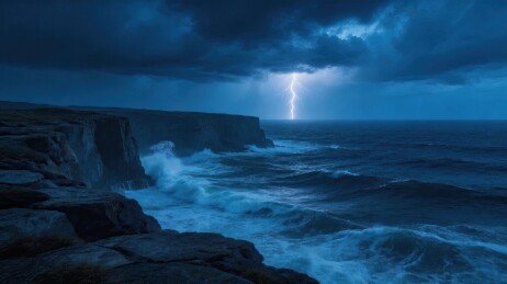 闪电劈击悬崖海浪翻滚夜景