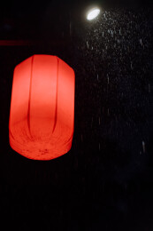 雨夜悬挂红色灯笼