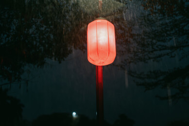 雨夜古风灯笼悬挂树下