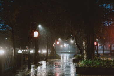 雨夜古街灯笼映水巷
