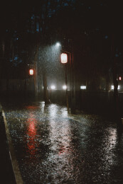 雨夜城市街道路灯倒影