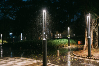 雨夜城市公园路灯步道