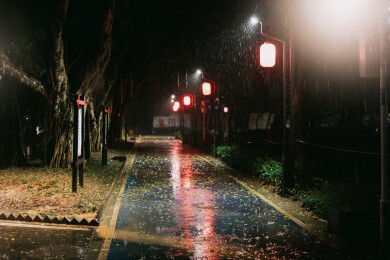 雨夜古街红灯笼步道