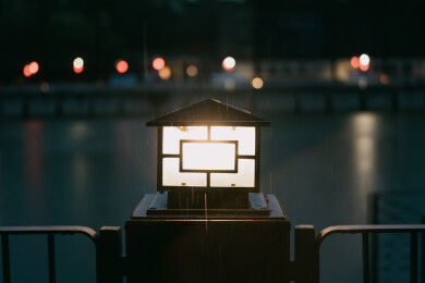 雨夜水边传统灯笼光影