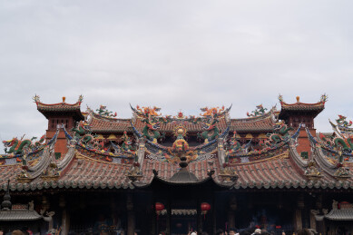 福建泉州屋脊剪瓷陶卷草脊燕尾脊特写