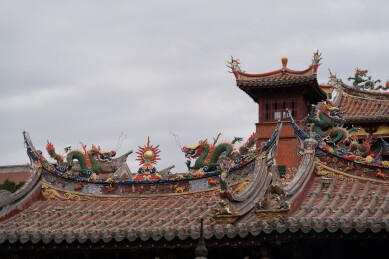福建泉州屋脊剪瓷陶卷草脊燕尾脊特写