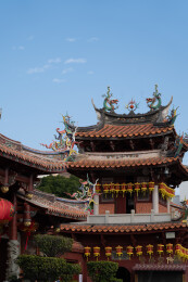 福建泉州屋脊剪瓷陶卷草脊燕尾脊特写