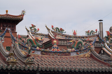 福建泉州屋脊剪瓷陶卷草脊燕尾脊特写