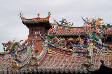 福建泉州屋脊剪瓷陶卷草脊燕尾脊特写