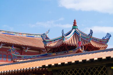 福建泉州屋脊剪瓷陶卷草脊燕尾脊特写