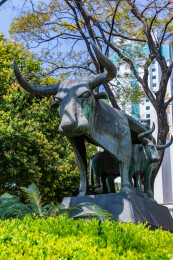 南滇瑰宝 牛虎铜案雕塑