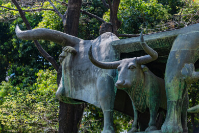 南滇瑰宝 牛虎铜案雕塑