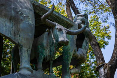 南滇瑰宝 牛虎铜案雕塑