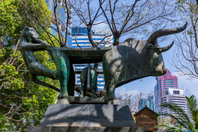 南滇瑰宝 牛虎铜案雕塑