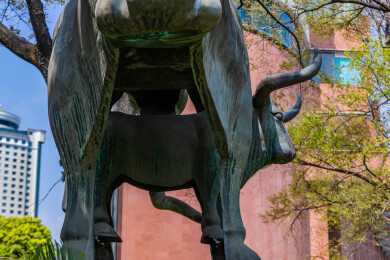 南滇瑰宝 牛虎铜案雕塑