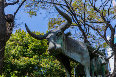 南滇瑰宝 牛虎铜案雕塑