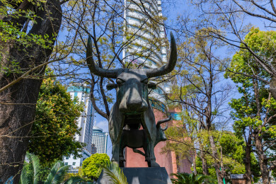 南滇瑰宝 牛虎铜案雕塑