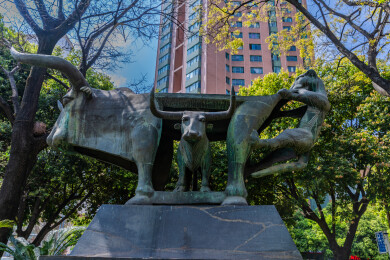 南滇瑰宝 牛虎铜案雕塑