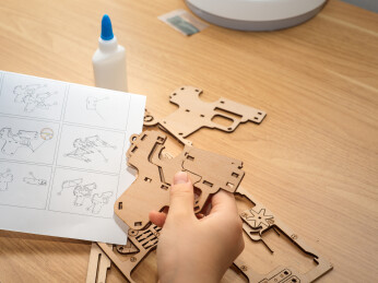 手操作木制机械零件组装过程