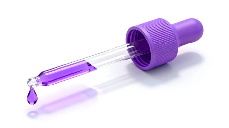 紫色液体滴管滴落瞬间特写展示