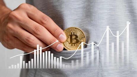 手握比特币展示涨势图表