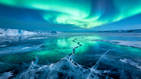 极光映照冰裂湖面