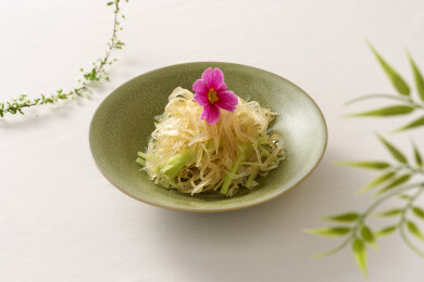 凉拌海蜇丝，绿釉瓷盘粉花点缀凉菜摄影