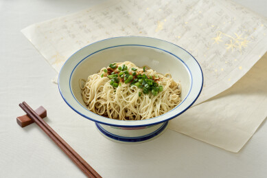 葱油拌面，蓝边瓷碗书法背景中式面食摄影