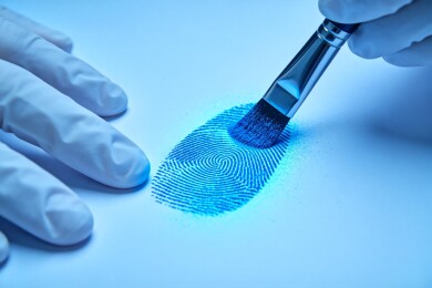 戴手套手用刷子处理指纹