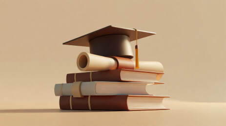 毕业帽与书本堆叠
