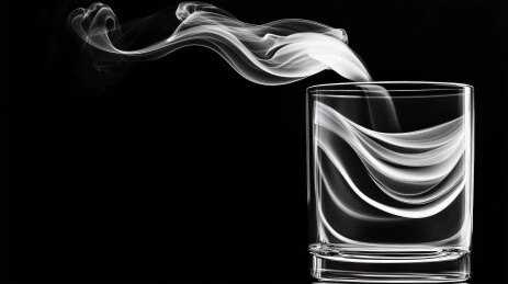 烟雾缭绕的玻璃杯