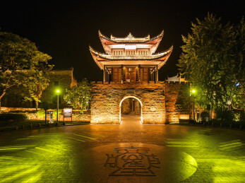 中国湖南省怀化市洪江市黔阳古城中正门夜色