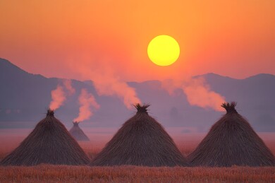 黄昏余晖下的田园稻草堆
