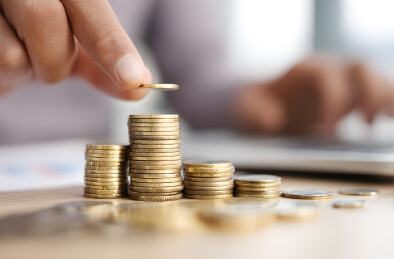 金融人士堆叠金币