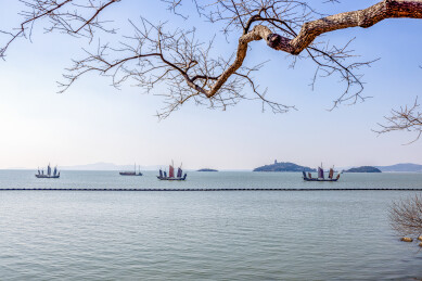 江苏无锡市太湖鼋头渚风景区古帆船渔船风光