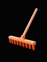 橙色木柄耙子特写