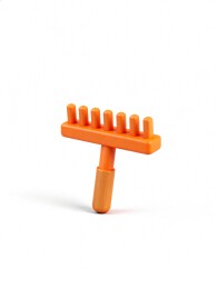 橙色塑料耙子特写