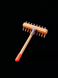 木质耙子特写展示