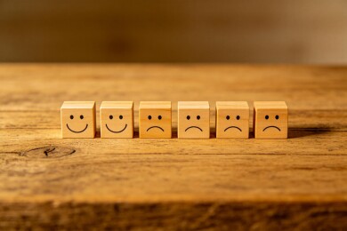 木块笑脸表情展示满意度