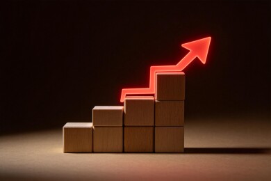 木块阶梯与上升箭头象征增长