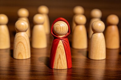 木制人偶红色斗篷突出