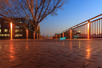 夜幕中的北京798艺术街区