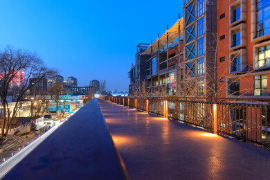 夜幕中的北京798艺术街区