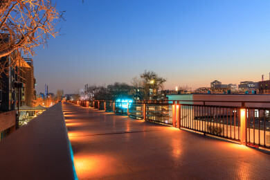 夜幕中的北京798艺术街区