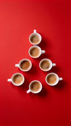 白色咖啡杯排列成圣诞树形状