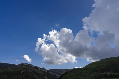夏天草原山坡天空上的积雨云