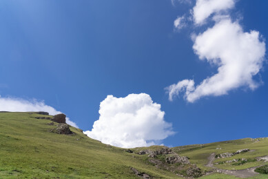 夏天草原山坡天空上的积雨云